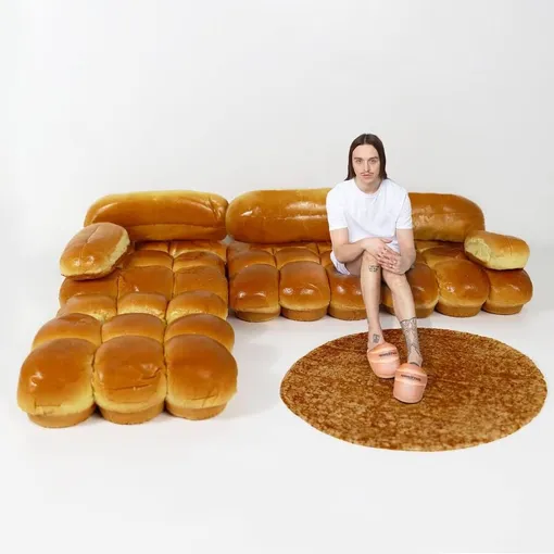 Рэпер Tommy Cash на диване в виде хлеба Loafa