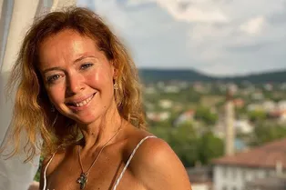 45-летняя Елена Захарова впечатлила фолловеров, снявшись в ярком бикини