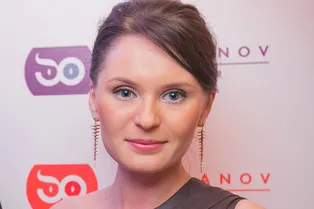 Зеленый салат с тунцом и яйцом пашот