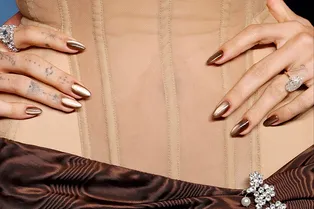 Ногти-вельвет как у Хейли Бибер: самый трендовый вариант нейл-дизайна ноября-2025 Ногти-вельвет как у Хейли Бибер: самый трендовый вариант нейл-дизайна ноября-2025