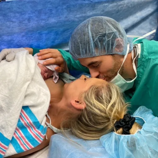 Анна Курникова и Энрике Иглесиас с новорожденной малышкой