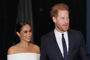 Меган Маркл едва не показала лишнее в платье с высоким разрезом Меган Маркл едва не показала лишнее в платье с высоким разрезом