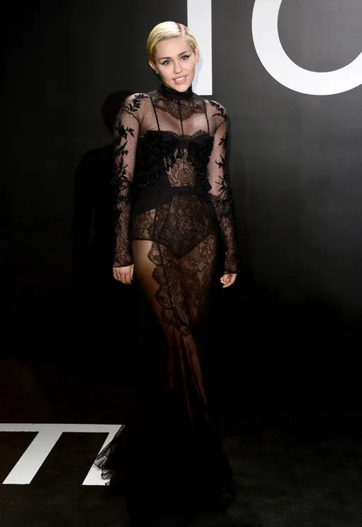 Майли Сайрус на показе Tom Ford 2015 год