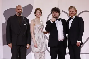 В Венеции показали «Бугонию» Йоргоса Лантимоса: каким вышел его новый фильм с Эммой Стоун