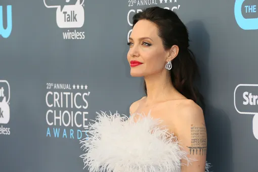 Анджелина Джоли и еще четыре актрисы в белых платьях на Critics' Choice Awards