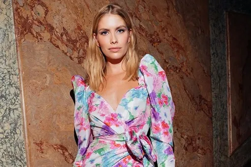 Елена Перминова в акварельном платье и высоких сапогах показала «цветочную силу»