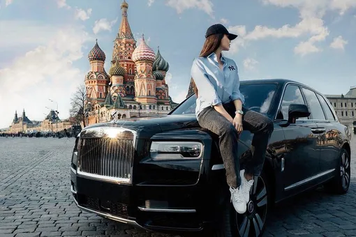 Анастасия Решетова позировала на «Роллс-Ройсе» рядом с Кремлем