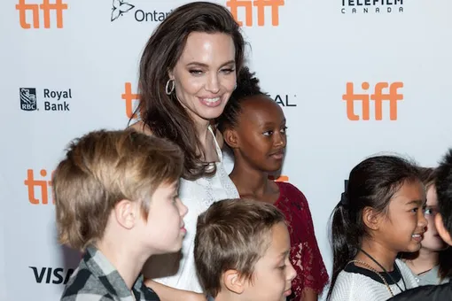Война продолжатся: Анджелина Джоли избегает встреч Брэда Питта с детьми