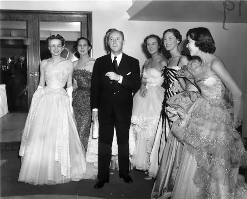Кристиан Диор с моделями из своей коллекции в 1950 году