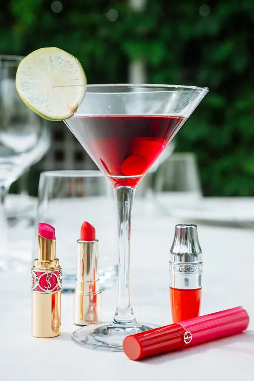 1. Помада Yves Saint Laurent Rouge Volupté Shine Oil-in-Stick в оттенке Fuchsia Stiletto; 2. Помада Clarins Joli Rouge в оттенке Bright Coral; 3. Блеск для губ Lancôme Juicy Shaker в оттенке Apri-cute; 4. Гель для губ Armani Maestro Drama в оттенке 505 Eccentrico 1. Помада Yves Saint Laurent Rouge Volupté Shine Oil-in-Stick в оттенке Fuchsia Stiletto; 2. Помада Clarins Joli Rouge в оттенке Bright Coral; 3. Блеск для губ Lancôme Juicy Shaker в оттенке Apri-cute; 4. Гель для губ Armani Maestro Drama в оттенке 505 Eccentrico