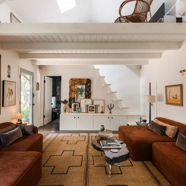 Максимализм и винтаж: главные тренды оформления гостиной и не только, о которых нельзя забывать в 2026-м