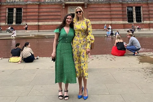 Иванка Трамп в пестром платье и синих лодочках сходила в лондонский музей
