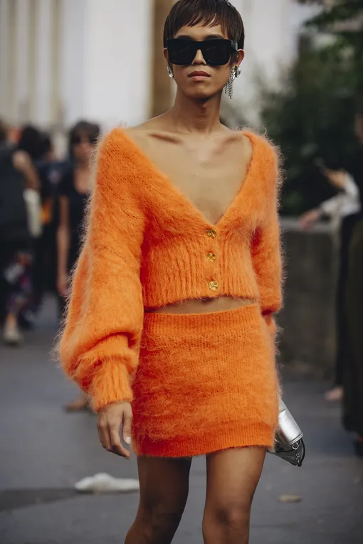 Красно-оранжевый — модный оттенок зимы-2024
