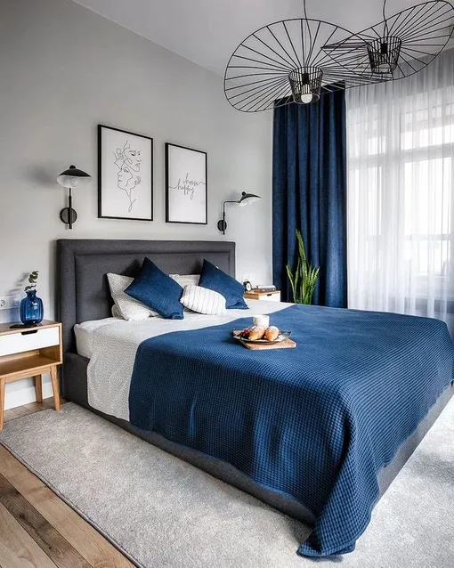 Бело-серая спальня с синим текстилем
