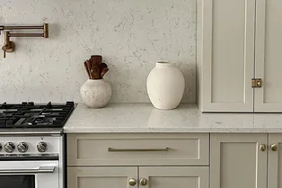 Белая кухня в доме: да или нет? 57 идей, которые вдохновят вас попробовать