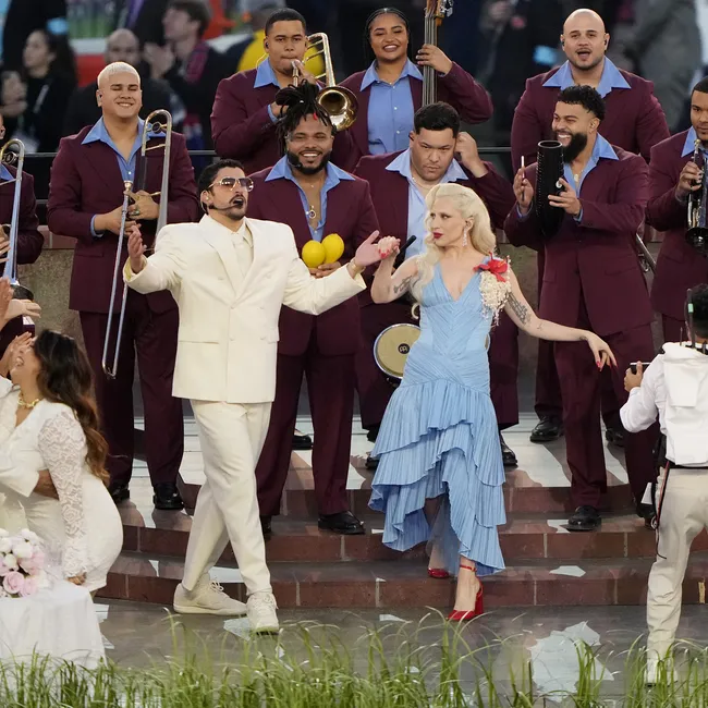 Леди Гага и Педро Паскаль на сцене, а Кендалл Дженнер и Хейли Бибер на трибуне: как прошло шоу «Супербоула-2026»