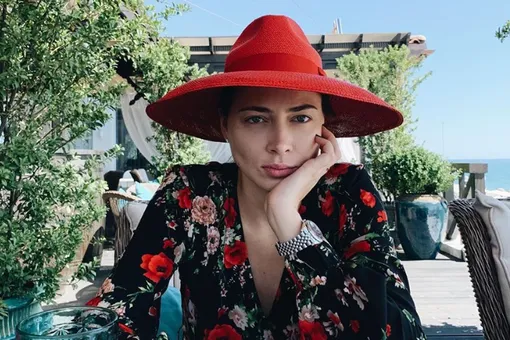 Настасья Самбурская примерила в Сочи алую шляпу и цветочное платье
