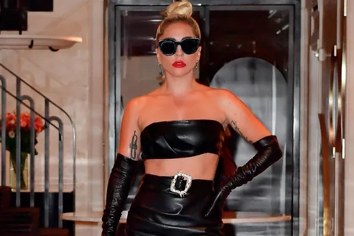 Леди Гага вышла в кожаном total look с перчатками и на очень высоких каблуках
