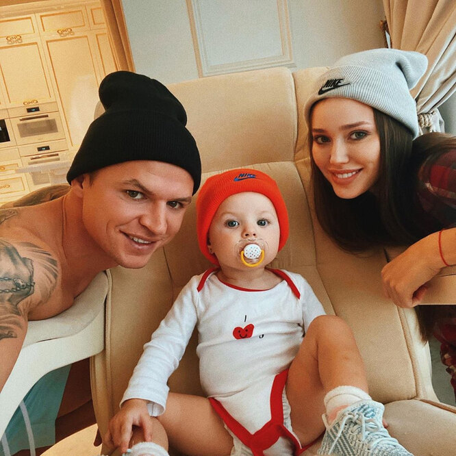 Дмитрий Тарасов с супругой Анастасией и дочерью