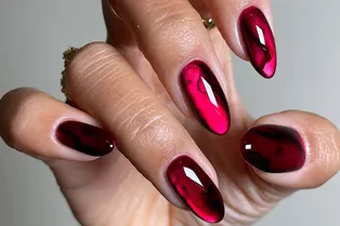 20 идей красного маникюра, одну из которых вам точно стоит повторить на Рождество