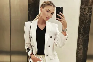 Алена Шишкова смело позирует в полупрозрачном платье, а фанаты не могут отвести глаз от ее пышного бюста
