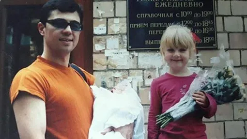 Сергей Бодров с новорожденным сыном и дочерью