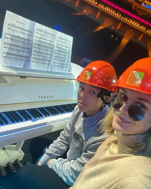 Полина Гагарина выступила с сыном в Кремле Полина Гагарина выступила с сыном в Кремле