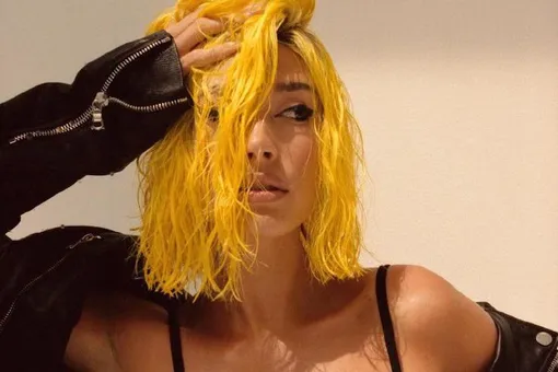 Хейли Болдуин покрасила волосы в ярко-желтый цвет ради съемок