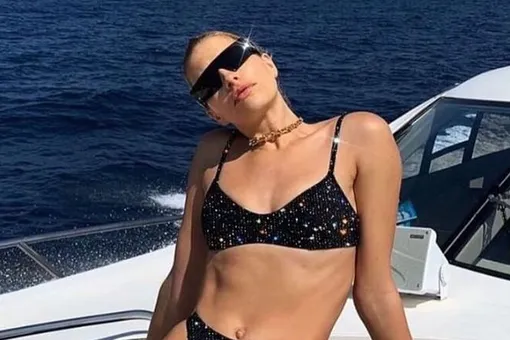 Елена Перминова в «космическом» бикини и черных очках прокатилась на яхте