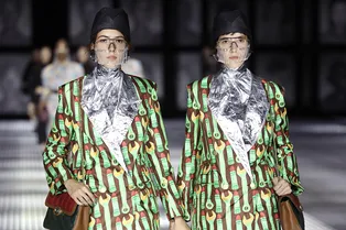 Gucci устроили самое необычное шоу на Неделе моды: на подиум вышли только близнецы Gucci устроили самое необычное шоу на Неделе моды: на подиум вышли только близнецы