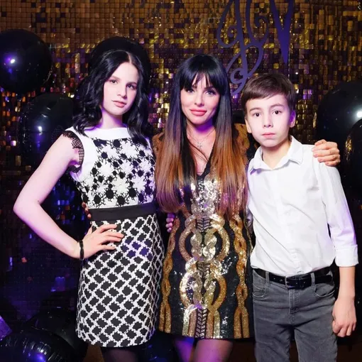 Юлия Волкова с дочерью и сыном