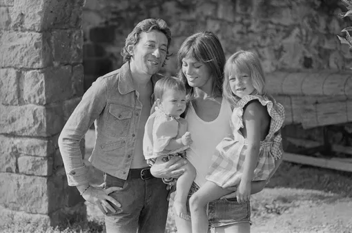 Джейн Биркин и Серж Генсбур с детьми в 1972 году