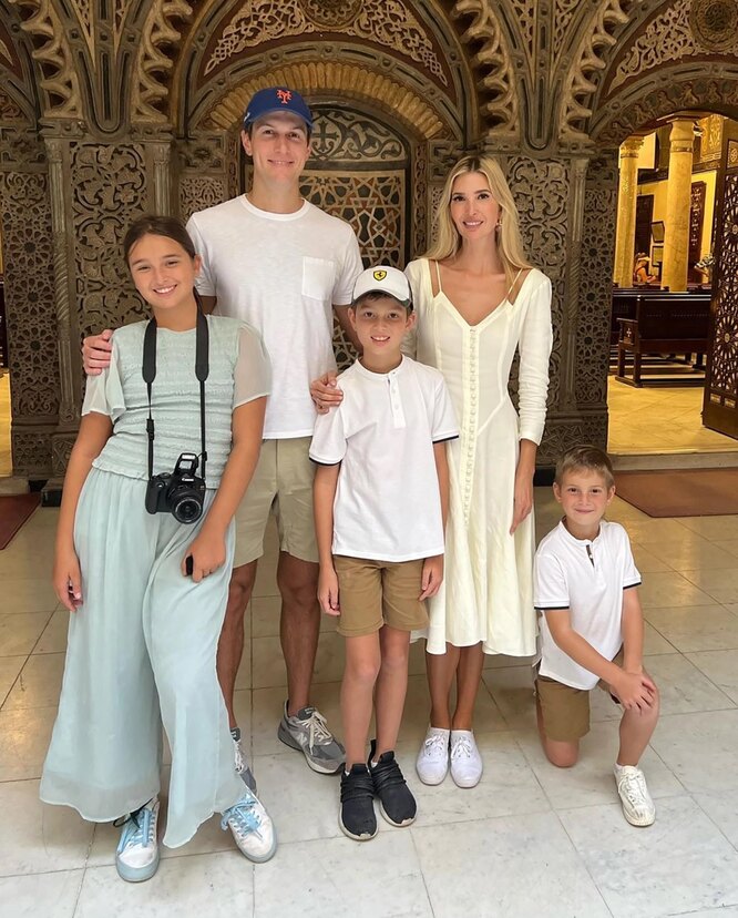 Иванка Трамп с мужем и детьми