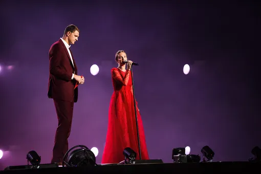 Lady in red: голливудский образ Алены Пеневой в алом платье Lady in red: голливудский образ Алены Пеневой в алом платье