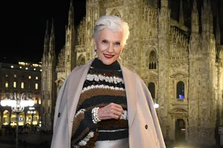 Мама Илона Маска демонстрирует, с чем носить платье в бельевом стиле после 60+