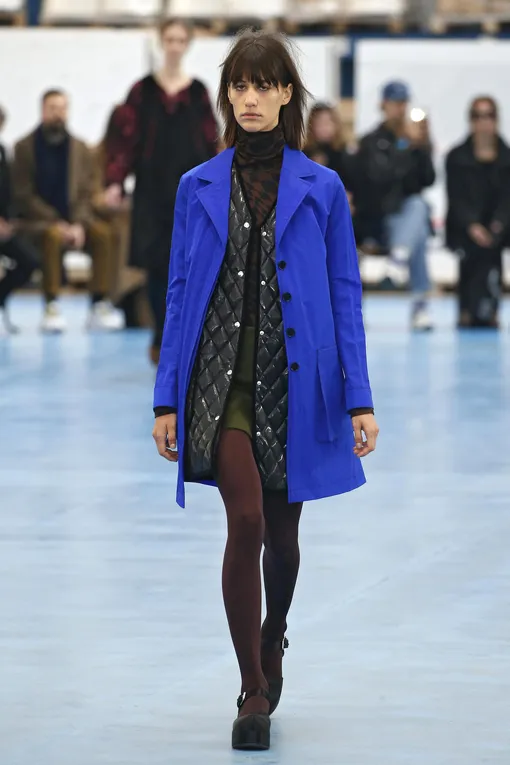 Модное пальто на осень и зиму-2023 – ярко-синее
