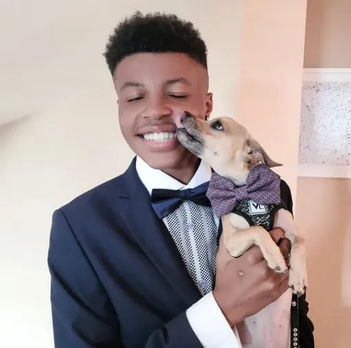 Дариус Браун с собакой в галстуке