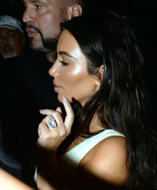 Ким Кардашьян с помолвочным кольцом