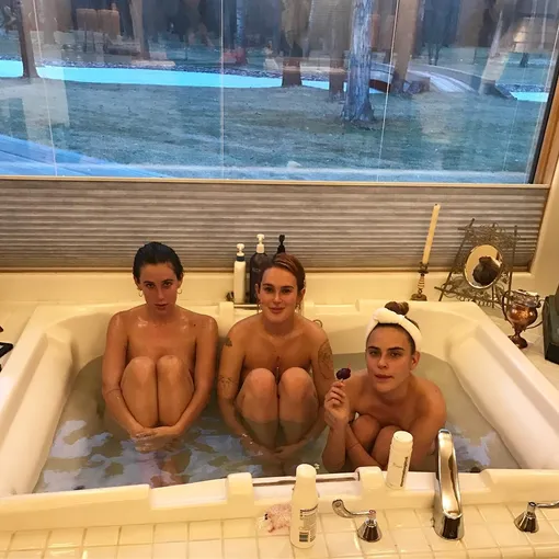 Таллула Уиллис с сестрами