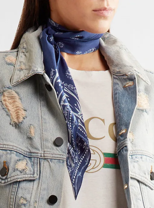 Тонкий шелковый шарф с узором пейсли и принтом по мотивам символики Guns N Roses (розы и пистолеты), Rockins, примерно 5168 руб. (на сайте Net-a-porter)