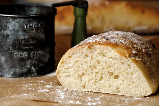 При выборе хлеба обращайте внимание на его состав, выбирая цельнозерновой