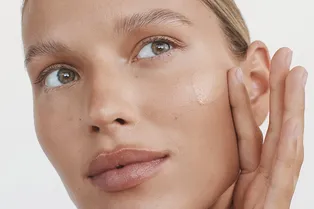 8 лучших тональных кремов, которые невесомо ложатся и не подчеркивают шелушения