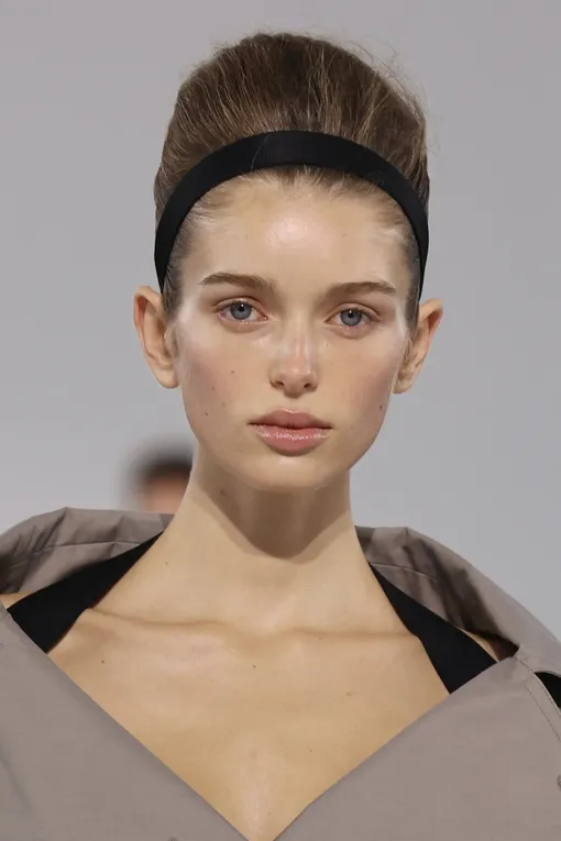 Max Mara, весна-лето 2026 Высокий пучок на новый год