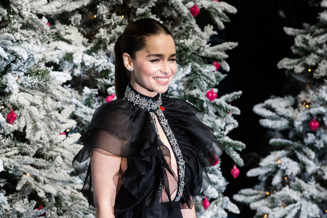 Эмилия Кларк в платье с откровенным декольте на премьере «Рождества на двоих»