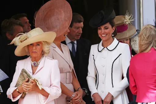 Кейт Миддлтон в белом костюме и шляпке побывала на церемонии Ордена Подвязки