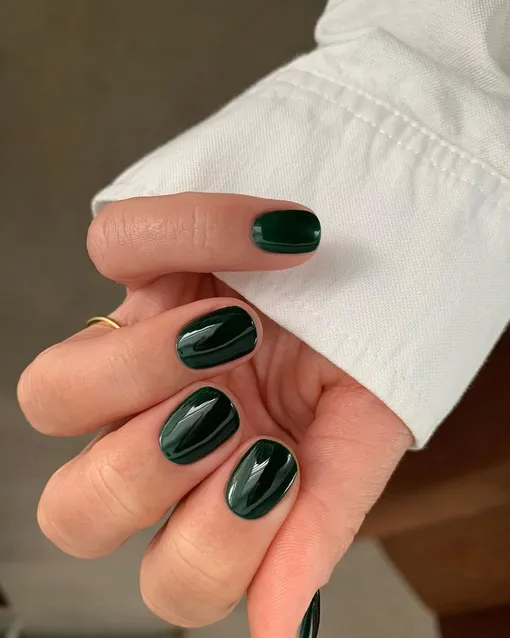 Однотонные зеленые ногти