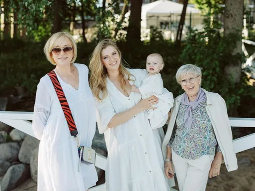 Алиса Фрейндлих с дочерью, внучкой и правнучкой