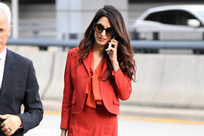 Икона стиля: шикарная Амаль Клуни в красном костюме Bottega Veneta