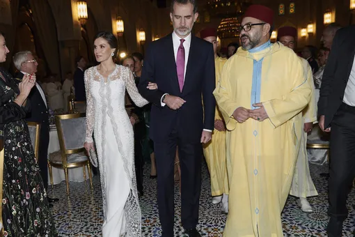 Королева Испании Летиция надела белое платье со стразами на ужин в Марокко