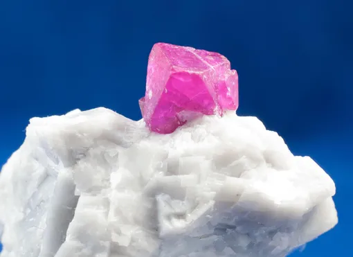 Розовый топаз — камень для привлечения любви